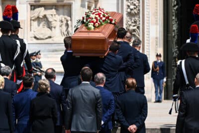 Cómo hay que ir vestido a un funeral