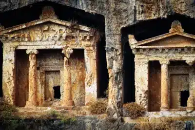 Qué es una cripta y un mausoleo